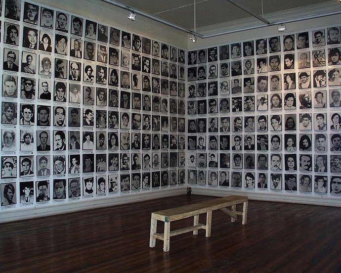 Fotografías de personas desaparecidas tras el golpe de estado de 1973 en Chile.