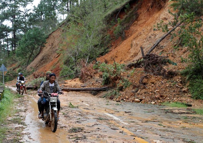 Motoristas tras el paso del tifón Mangkhut por Filipinas
