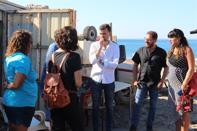 Antonio Maíllo (IU) y Teresa Rodríguez (Podemos) con pescadores