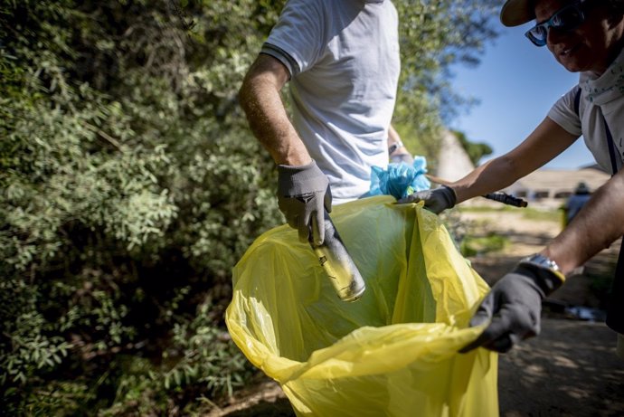 Recogida de residuos en la naturaleza