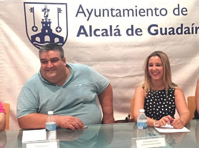 La alcaldesa, Ana Isabel Jiménez, y el presidente de la AAEE, Francisco Torres.