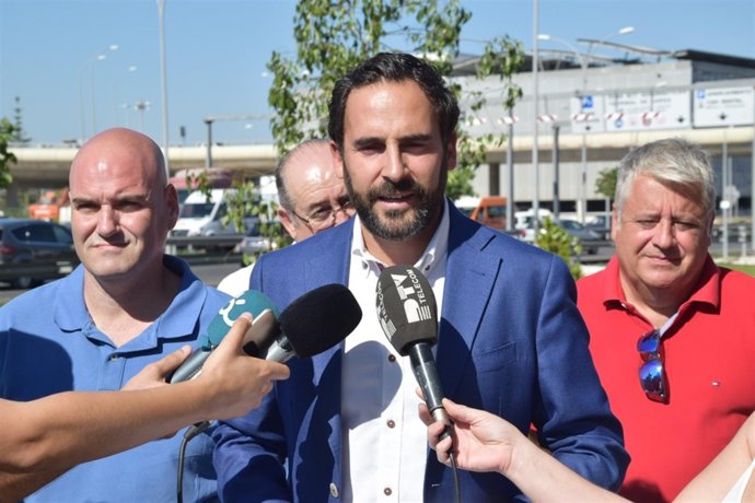 Daniel Pérez, portavoz municipal del PSOE en el Ayuntamiento, atiende a medios