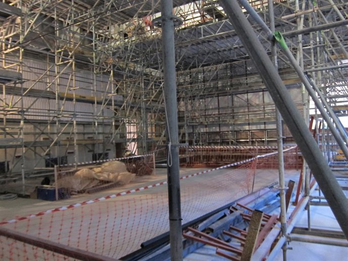 Salón plenario del Palacio de Congresos, con andamios