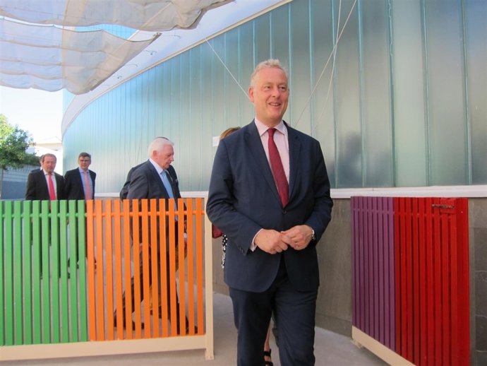 El embajador del Reino Unido, Simon Manley, en el Colegio Británico en Córdoba