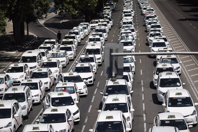 Taxistas se concentran en el Paseo de la Castellana de Madrid frente al Minister