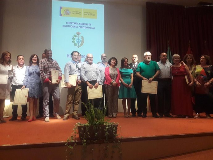 Valenzuela (centro), junto a los trabajadores reconocidos