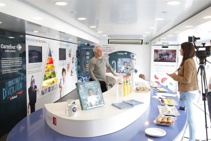 El chef Ferrán Adriá en la carvana de Carrefour