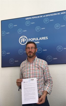 Contreras muestra la solicitud de convocatoria del Consejo Provincial de Turismo