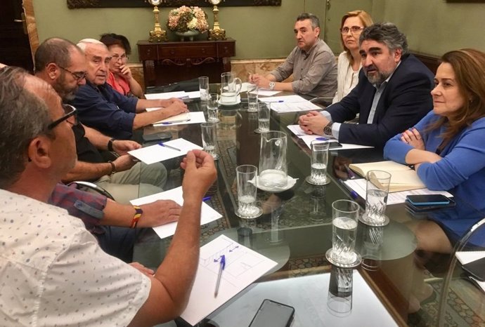 Un momento de la reunión entre pensionistas y el delegado del Gobienro en Madrid