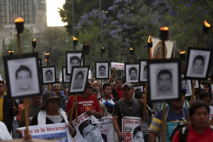 Familiares de los 43 'normalistas' desaparecidos en Iguala