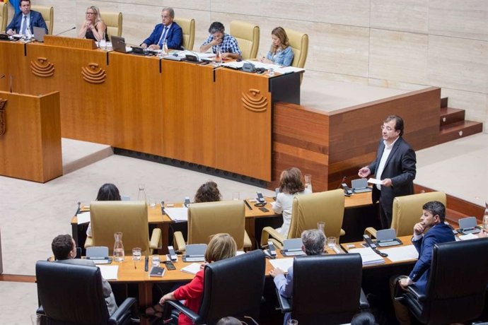 El presidente de la Junta de Extremadura, Guillermo Fernández Vara, en el pleno