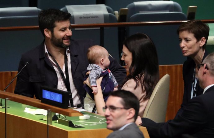 Jacinda Ardern sostiene a su hija en la sede de la ONU