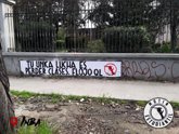 Foto: Colegios chilenos amanecen con mensajes de odio escritos en pancartas