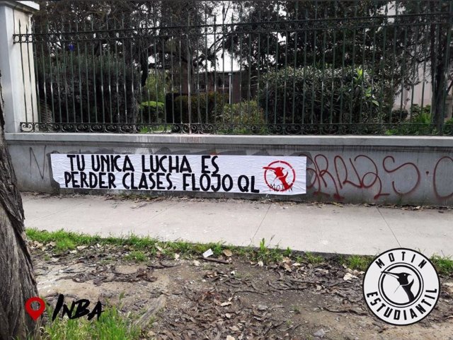 Pintadas con mensajes de odio en colegios chilenos
