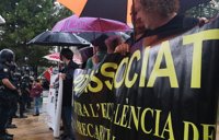 Protestas de profesores y estudiantes en huelga en la apertura de curso universitario que preside el Rey