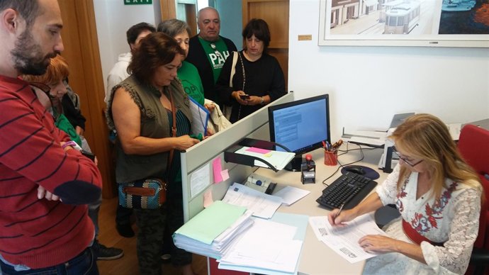 La PAH registra firmas para una ley de vivienda 