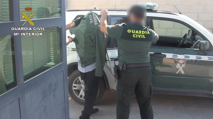 Imagen de archivo de un detenido por la Guardia Civil