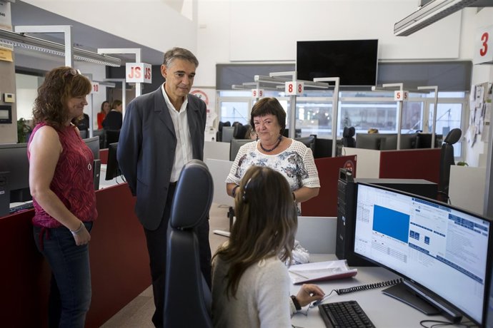 María José Beaumont, Agustín Gastaminza e Isabel Anaut durante la visita.