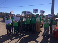 Los sindicatos docentes reciben a Mañanes al grito de "dimisión" en el acto de inicio de curso