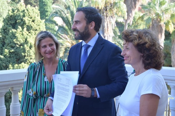 Daniel Pérez candidato del PSOE a la Alcaldía con Lorena Doña y Rosa del Mar 