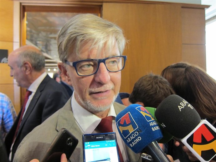 Santisteve, atendiendo a los medios tras la primera sesión del Debate