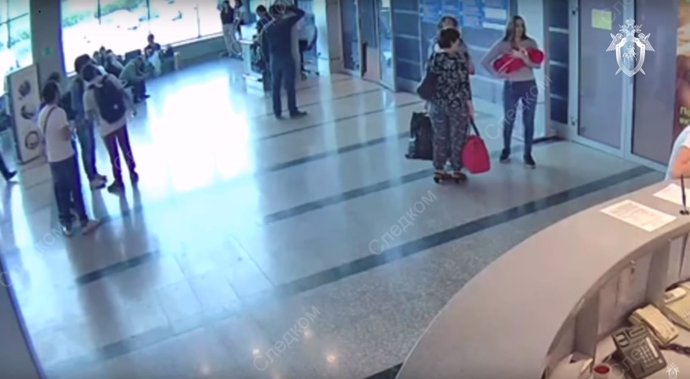 Foto del video que muestra a una madre rusa vendiendo a su bebé