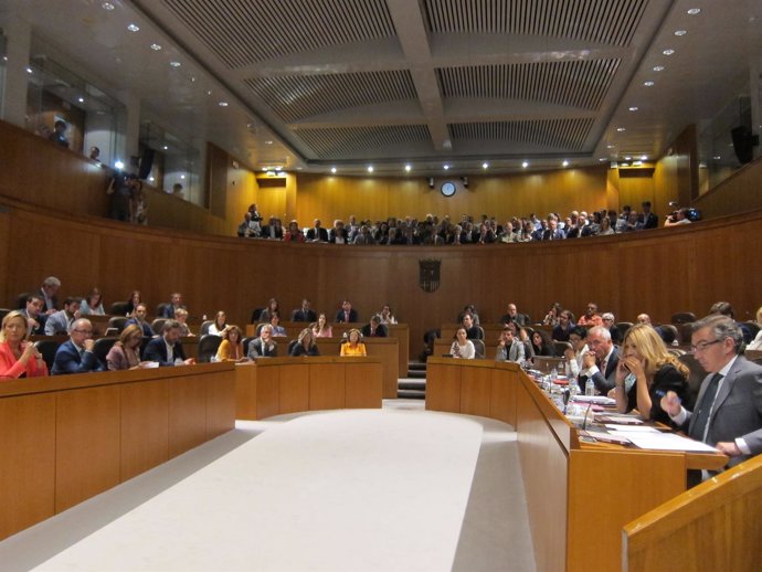 Diputados y público en la primera sesión del Debate en las Cortes