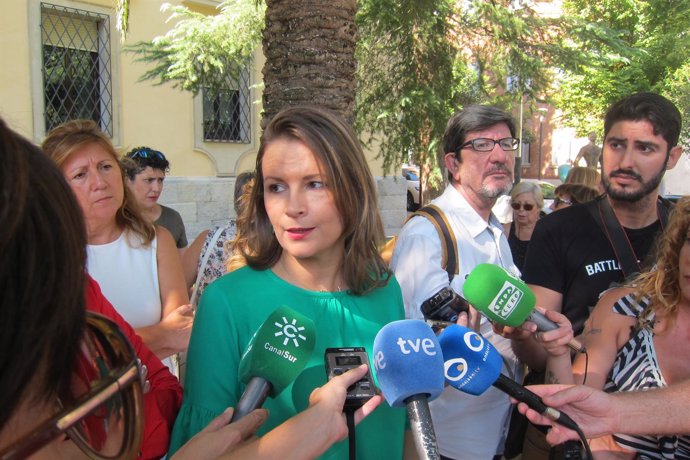 La delegada de la Junta en Jaén, Ana Cobo, atiende a los periodistas.