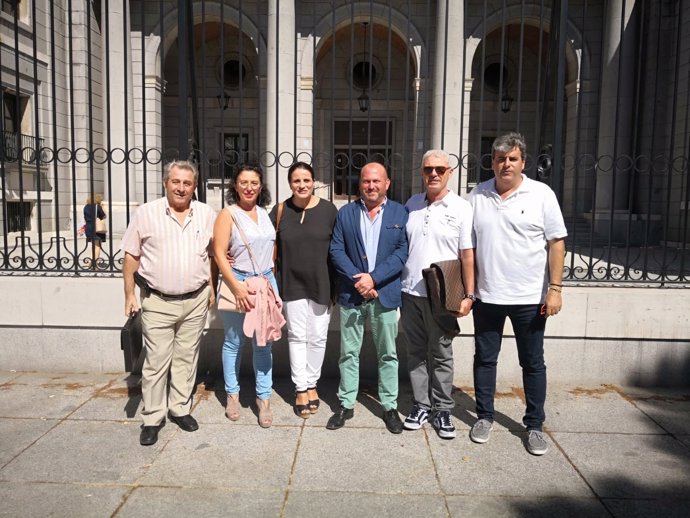 Delegación del Ayuntamiento de Almonte ante la sede de Costas. 