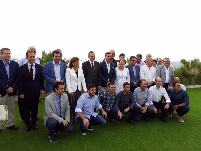 El grupo de la Diputación de Alicante con Isabel Bonig de pie en el centro