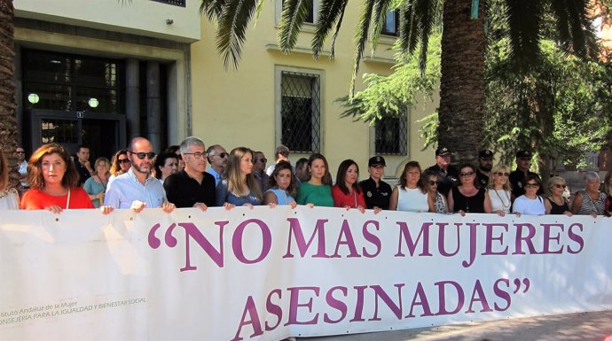 Concentración en Jaén en repulsa contra la violencia de género.