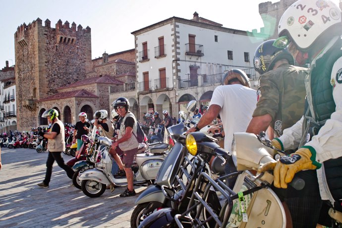 Concentración de scooters en el festival Europa Sur de Cáceres