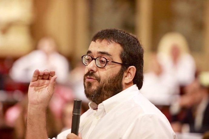 El conseller de Medio Ambiente, Vicenç Vidal en el pleno del Parlament