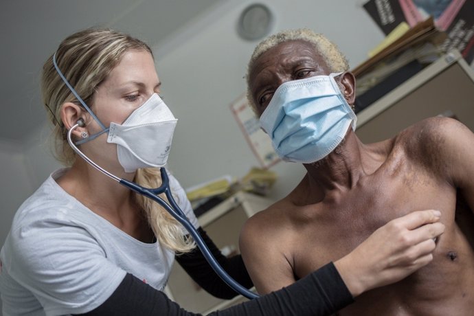 Enfermera atiende a paciente con tuberculosis