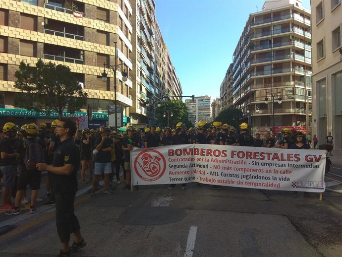 Concentración bomberos forestales ante Delegación de Gobierno