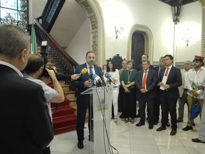 El ministro de Fomento, José Luis Ábalos, en Granada