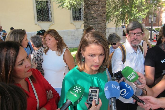 La delegada de la Junta en Jaén, Ana Cobo, atiende a los periodistas.