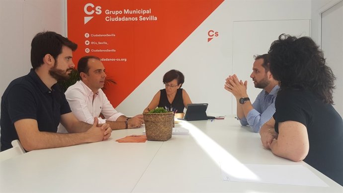 Millán reunido con los vecinos