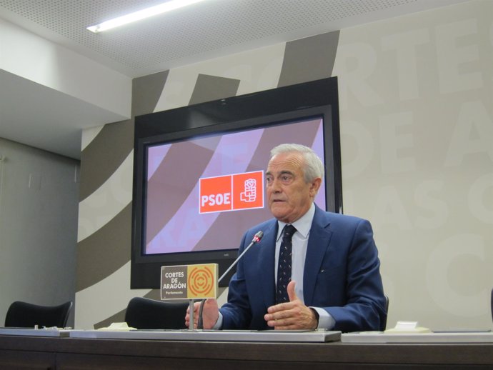 El portavoz del PSOE, Javier Sada, hoy en las Cortes 