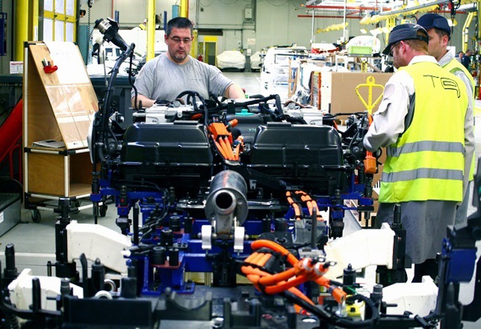 Trabajadores de PSA  montan un vehículo híbrido enchufable
