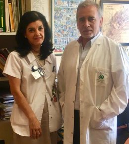 Los reumatólogos e investigadores Carmen Castro y Eduardo Collantes