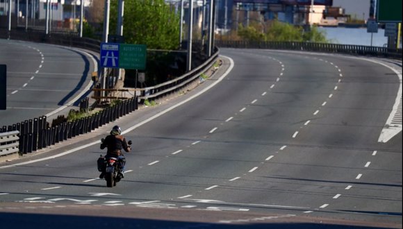 Motorista en autopista vacía de Buenos Aires.