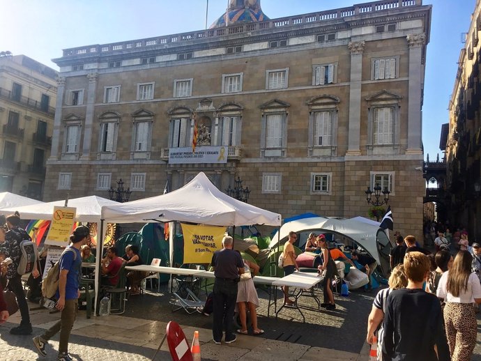 Acampada independentista en la plaza Sant Jaume de Barcelona