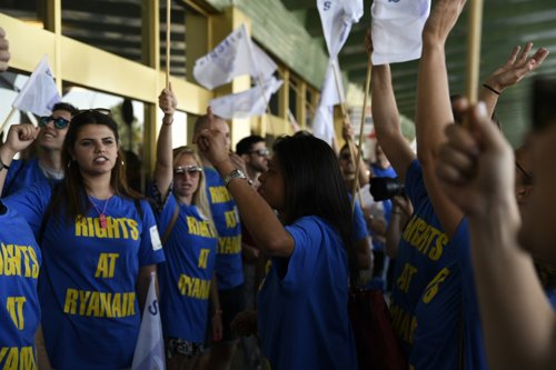 Los sindicatos protestan en el Aeropuerto de Madrid-Barajas Adolfo Suárez durant