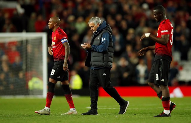 Mourinho, triste tras la eliminación en Copa con el Manchester United