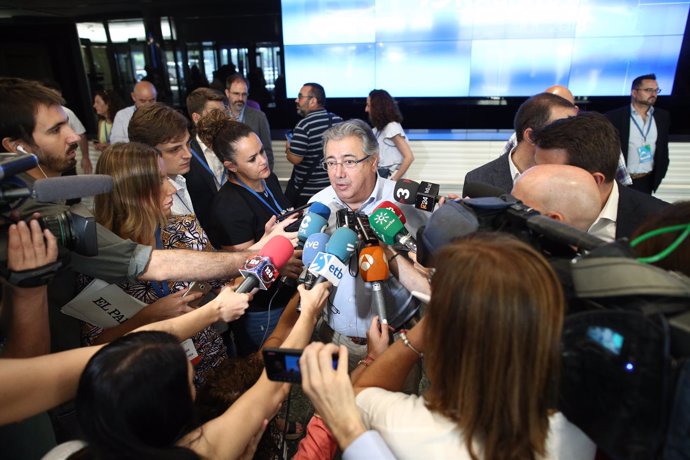Juan Ignacio Zoido atiende a los medios en el Congreso del PP