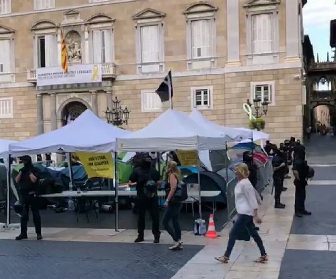 Mossos en l'acampada independentista de Barcelona