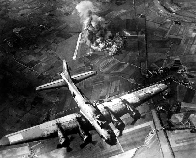B-17 de la USAF durante una bombardeo sobre Alemania