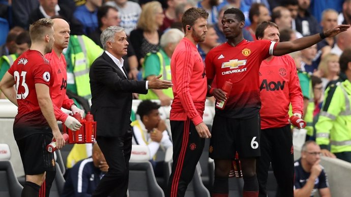 Jose Mourinho y Paul Pogba discutene en el Manchester United