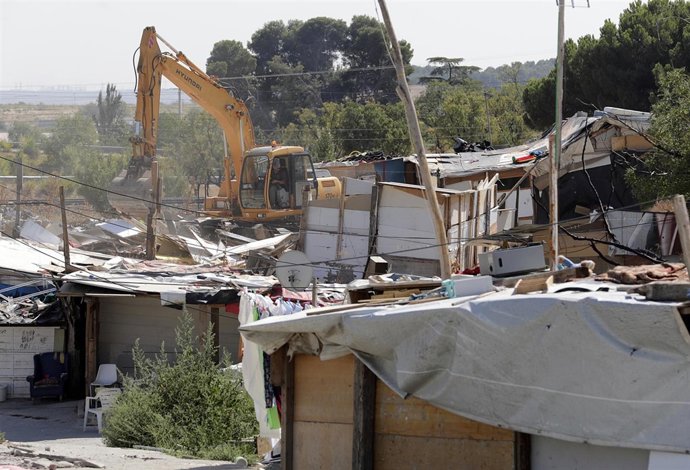 Trabajos de derribo del poblado chabolistas del Gallinero